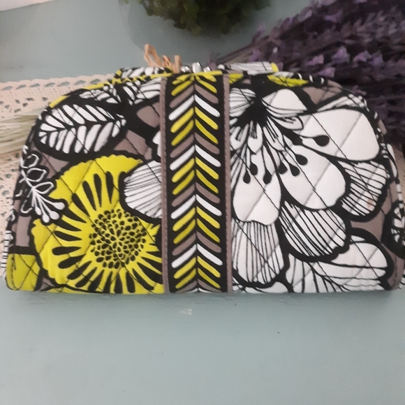 Vera Bradley wallet - Picture 1 of 3